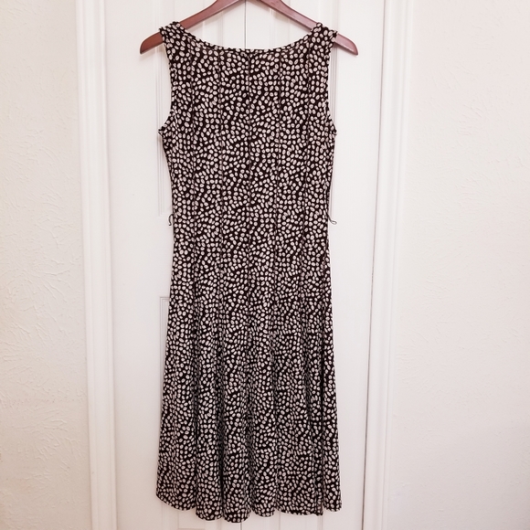Forever 21, Pleated, Leaf Print Dress in Brown and - Picture 5 of 7